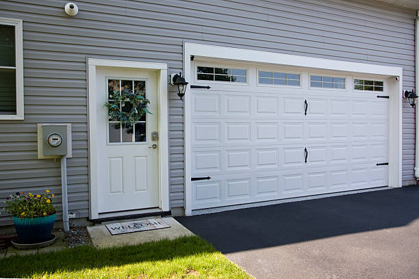 24/7 Emergency Garage Door Panel Replacement experts in Bon Aqua Junction, TN